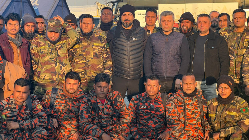 Depremde Türkiye'yi yalnız bırakmayan Bangladeş ekibine teşekkür