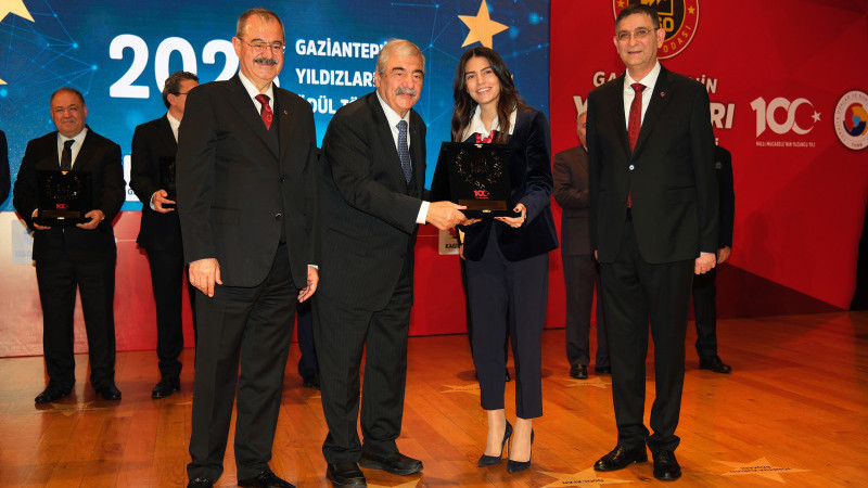 BAŞAK TRAKTÖR’E  ASIRLIK MARKA ÖDÜLÜ 