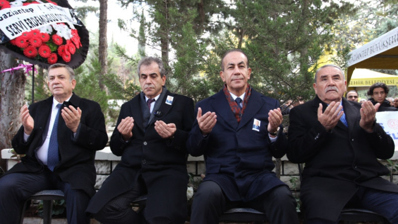MERİNOS ONURSAL BAŞKANI MERHUM MEHMET ERDEMOĞLU MEZARI BAŞINDA KUR’AN-I KERİM OKUNURAK ANILDI.