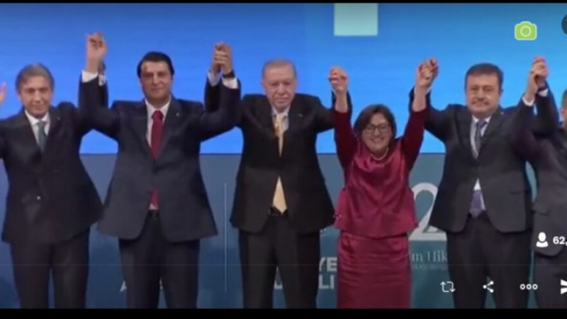 Umut Yılmaz AK Parti’ye resmen geçti: Rozeti Cumhurbaşkanı Erdoğan taktı