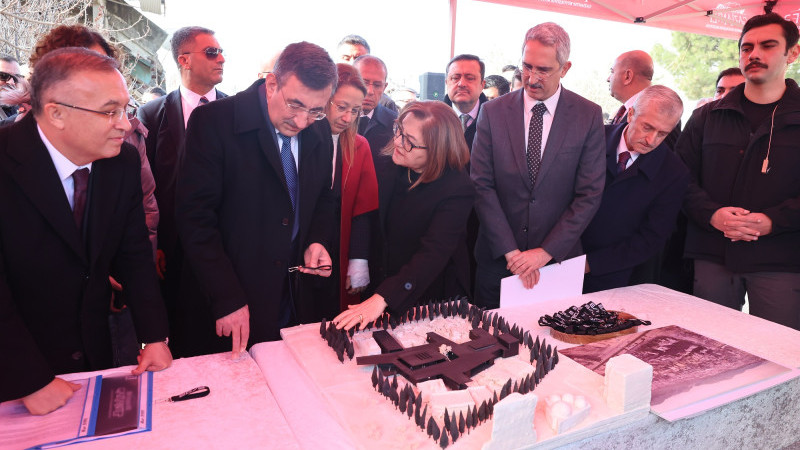 CUMHURBAŞKANI YARDIMCISI CEVDET YILMAZ, DEPREM ANMA MÜZESİ PROJE ALANINI ZİYARET ETTİ